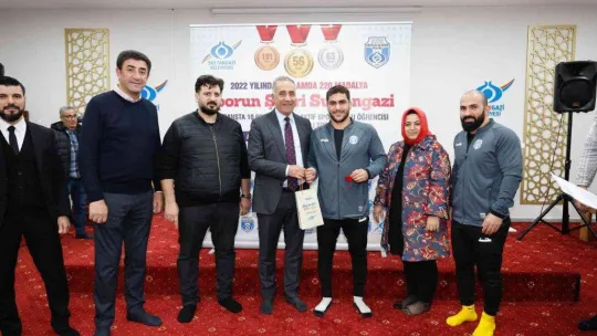 Sultangazi Belediyesi'nin başarılı sporcuları madalyalarla dolu bir yılı geride bırakıyor