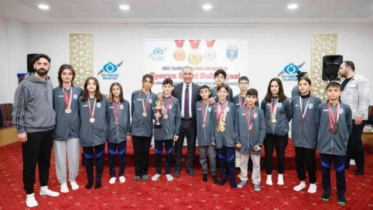 Sultangazi Belediyesi'nin başarılı sporcuları madalyalarla dolu bir yılı geride bırakıyor