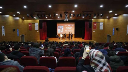 Sultangazi'de 'iletişim sohbeti'ne gençlerden yoğun ilgi