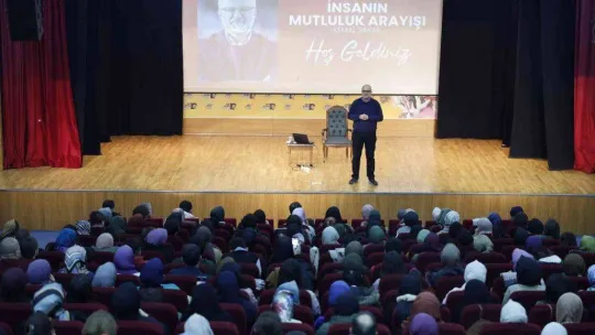 Sultangazi'de 'İnsanın Mutluluk Arayışı' isimli söyleşi ilgi gördü