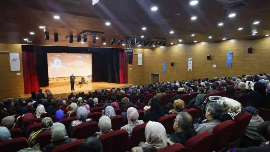 Sultangazi'de 'İnsanın Mutluluk Arayışı' isimli söyleşi ilgi gördü