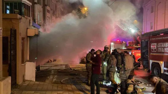 Sultangazi'de 12 katlı binada korkutan yangın: Dumandan etiklenen onlarca vatadandaşı itfaiye ekipleri kurtardı