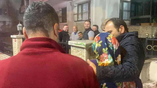 Sultangazi'de 12 katlı binada korkutan yangın: Dumandan etiklenen onlarca vatadandaşı itfaiye ekipleri kurtardı