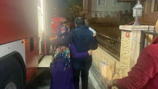 Sultangazi'de 12 katlı binada korkutan yangın: Dumandan etiklenen onlarca vatadandaşı itfaiye ekipleri kurtardı