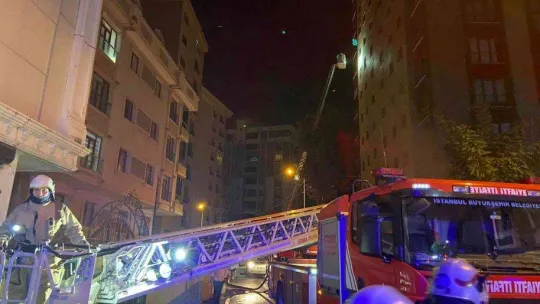 Sultangazi'de 12 katlı binada korkutan yangın: Dumandan etiklenen onlarca vatadandaşı itfaiye ekipleri kurtardı