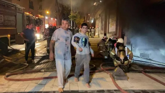 Sultangazi'de 12 katlı binada korkutan yangın: Dumandan etiklenen onlarca vatadandaşı itfaiye ekipleri kurtardı