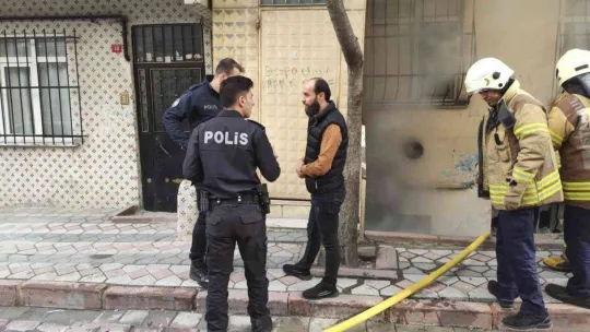 Sultangazi'de 2 katlı binanın bodrum katında korkutan yangın