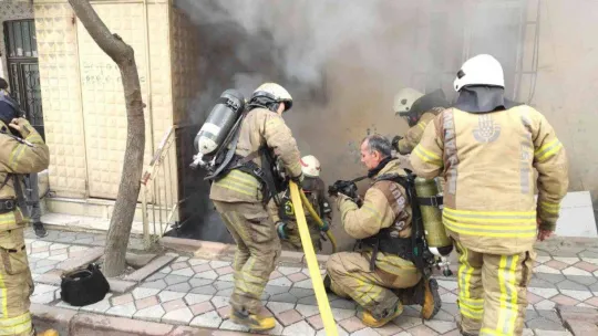 Sultangazi'de 2 katlı binanın bodrum katında korkutan yangın