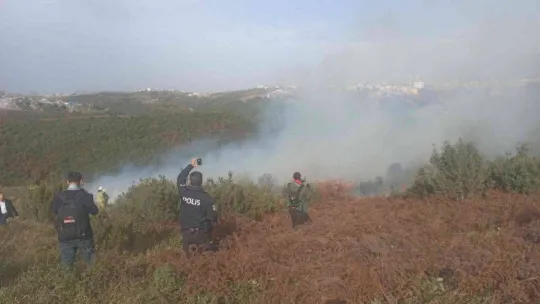 Sultangazi'de çalılık alanda korkutan yangın