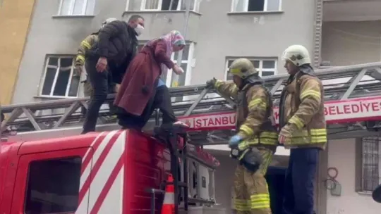 Sultangazi'de çıkan yangında mahsur kalan 6'sı çocuk 10 kişi kurtarıldı
