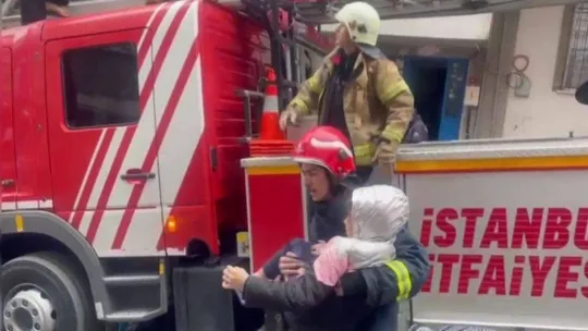 Sultangazi'de çıkan yangında mahsur kalan 6'sı çocuk 10 kişi kurtarıldı