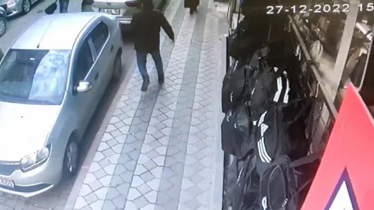 Sultangazi'de dükkan önünde pusuya yattı, hırsızı böyle kovaladı