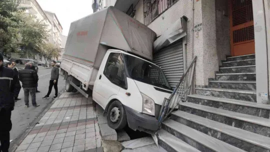 Sultangazi'de freni boşalan kamyonet binaya çarptı