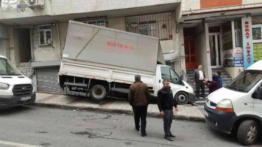 Sultangazi'de freni boşalan kamyonet binaya çarptı