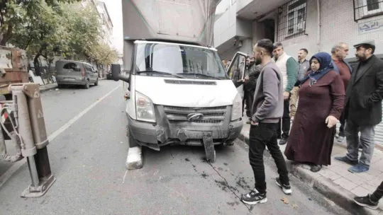 Sultangazi'de freni boşalan kamyonet binaya çarptı