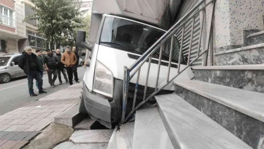 Sultangazi'de freni boşalan kamyonet binaya çarptı