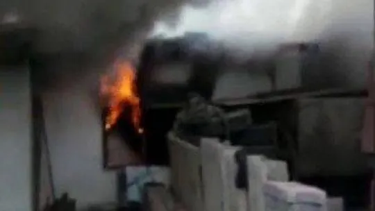 Sultangazi'de madde bağımlıları kaldıkları barakayı yakıp kaçtı