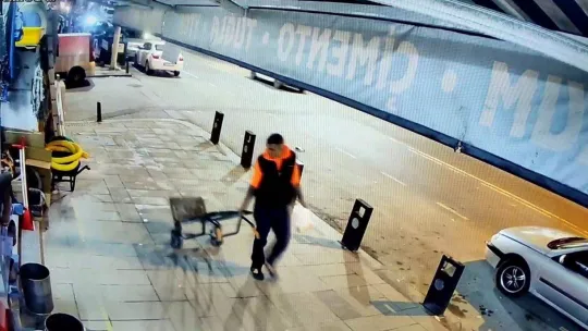 Sultangazi'de nalbur önündeki el arabasını çaldı