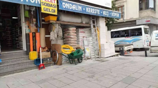 Sultangazi'de nalbur önündeki el arabasını çaldı