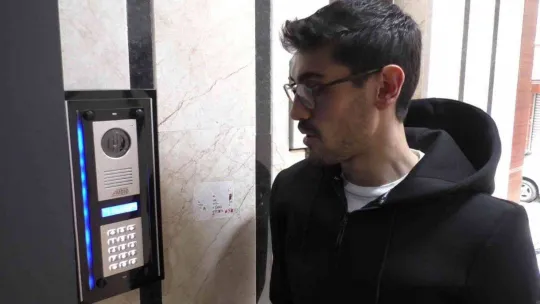 Sultangazi'de onlarca binanın görüntülü konuşma sistemlerini çaldılar