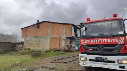 Sultangazi'de öz oğlu tarafından yakılmak istenen kadının evi kundaklandı