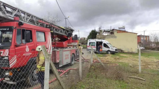 Sultangazi'de öz oğlu tarafından yakılmak istenen kadının evi kundaklandı