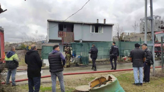 Sultangazi'de öz oğlu tarafından yakılmak istenen kadının evi kundaklandı