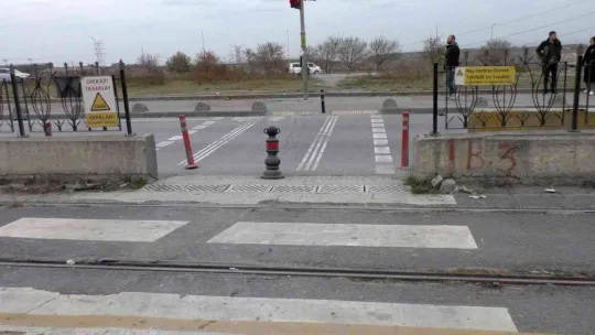 Sultangazi'de polis aracı yolun karşısına geçmeye çalışan genç kıza çarptı