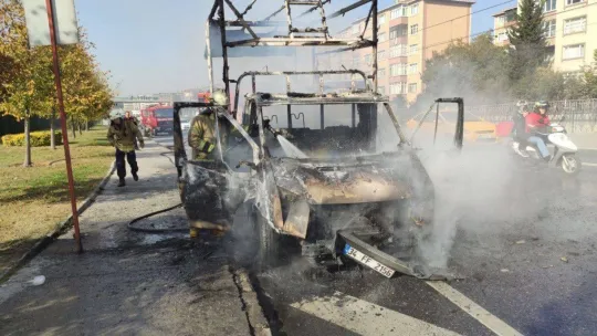 Sultangazi'de seyir halindeki kamyonet küle döndü