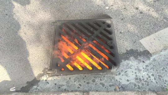 Sultangazi'de seyir halindeki kamyonet küle döndü