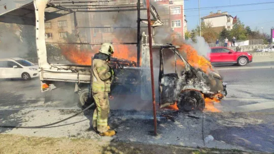 Sultangazi'de seyir halindeki kamyonet küle döndü