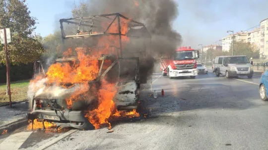 Sultangazi'de seyir halindeki kamyonet küle döndü