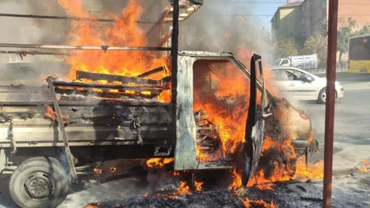 Sultangazi'de seyir halindeki kamyonet küle döndü