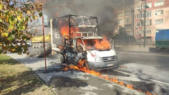 Sultangazi'de seyir halindeki kamyonet küle döndü
