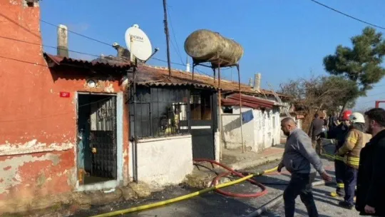 Sultangazi'de yanan gecekonduda güvercinler telef oldu