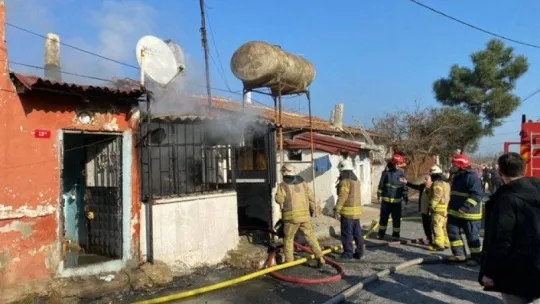 Sultangazi'de yanan gecekonduda güvercinler telef oldu