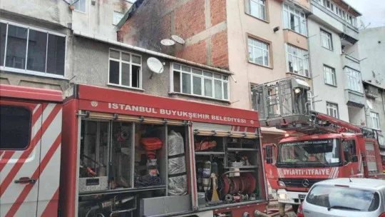 Sultangazi'deki binanın çatısı alev alev yandı
