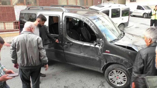 Sultangazi'deki kazada savrulan araç yan yattı: 1 yaralı