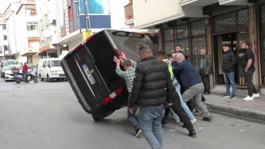 Sultangazi'deki kazada savrulan araç yan yattı: 1 yaralı