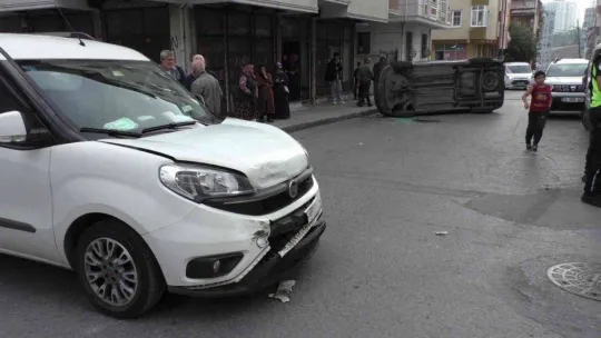 Sultangazi'deki kazada savrulan araç yan yattı: 1 yaralı