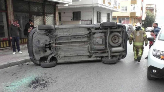 Sultangazi'deki kazada savrulan araç yan yattı: 1 yaralı
