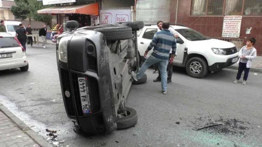 Sultangazi'deki kazada savrulan araç yan yattı: 1 yaralı