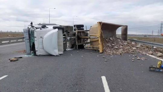 Sultangazi Kuzey Marmara Otoyolu'nda hafriyat kamyonu yan yattı: 1 yaralı