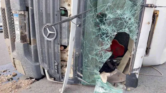 Sultangazi Kuzey Marmara Otoyolu'nda hafriyat kamyonu yan yattı: 1 yaralı
