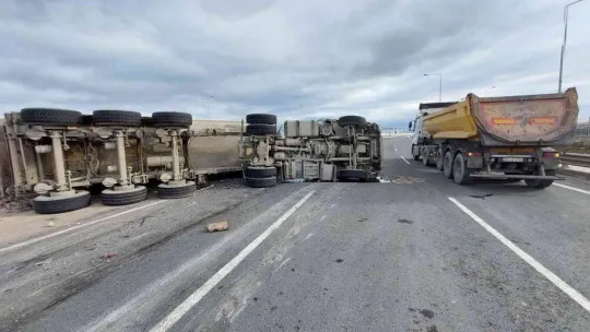 Sultangazi Kuzey Marmara Otoyolu'nda hafriyat kamyonu yan yattı: 1 yaralı