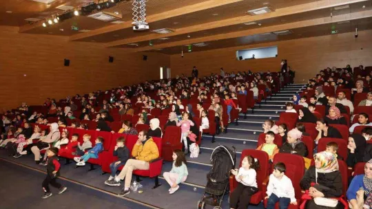 Sultangazili çocukların tiyatro keyfi