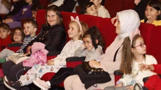 Sultangazili çocukların tiyatro keyfi