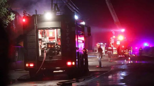 Sünger fabrikası alevlere teslim oldu: Ekipler yangını söndürmek için mücadele ediyor