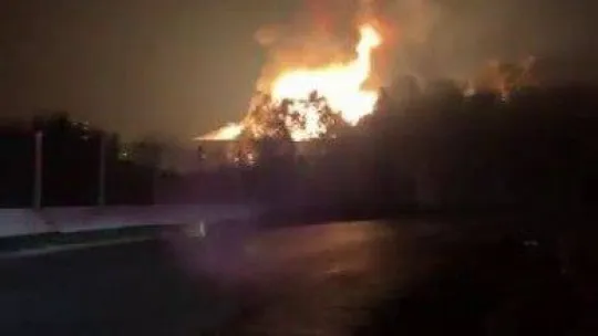 Sünger fabrikası alevlere teslim oldu: Ekipler yangını söndürmek için mücadele ediyor