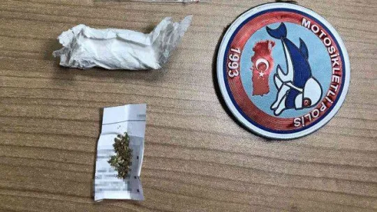 Şüpheli tavırlar uyuşturucu ve silah yakalattı